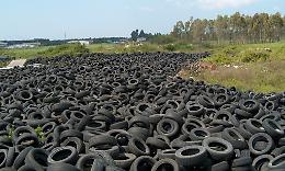 Stoccava oltre 2.500 pneumatici, sequestrata azienda