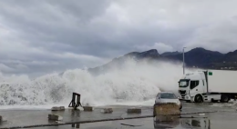 Violenta mareggiata a Salerno VIDEO