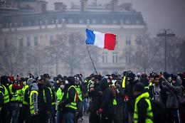 Macron si arrende, stop ad aumento carburanti