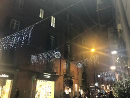 Luminarie "povere" in via Filangieri, scoppia la polemica
