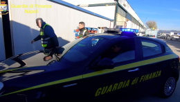 Scoperta la prima fabbrica napoletana di sigarette di contrabbando: 12 arresti