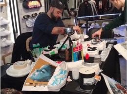 Scarpe preziose come dipinti per aiutare i bambini affetti da malattie rare