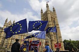 Brexit, May si arrende: rinviato il voto