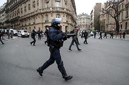 Parigi, lacrimogeni contro gilet gialli