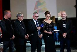 Con il cardinale Sepe batte il cuore di Napoli FOTO