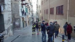 Trema un palazzo ai Quartieri Spagnoli, è panico: residenti in strada FOTO