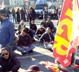 Protesta degli Lsu in piazza Municipio, traffico impazzito