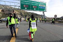 Gilet gialli bloccano frontiera con l'Italia