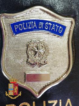 Si fingono finanzieri e rubano merce, due arresti