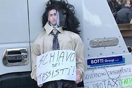 Rabbia Ncc, bruciato fantoccio di Di Maio