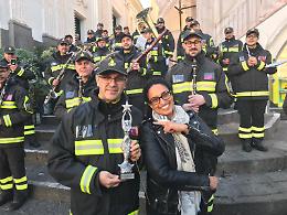 Capri, Hollywood: Noa consegna “Peace Award" ai Vigili del fuoco