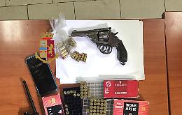 Pistola e cartucce nascoste tra i sedili dell'auto