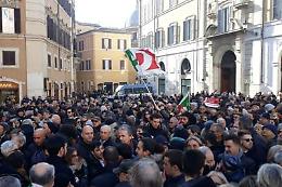 Pd in piazza contro la manovra del governo gialloverde