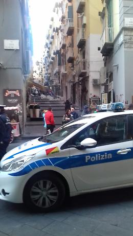 Mette il guinzaglio alla compagna che vuole lasciarlo, choc a Chiaia