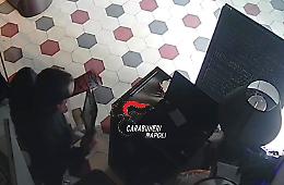 Ruba tablet da ristorante ma viene ripreso da telecamere, arresto VIDEO