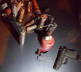 Arma e botti in uno zaino lanciato durante fuga
