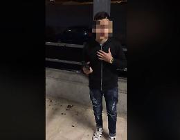 Bambino intona canzone neomelodica impugnando una pistola, il video fa il giro del web