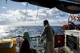 Allarme Sea Watch: alcuni migranti rifiutano il cibo