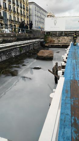 Mare bianco a Mergellina, incastrato il responsabile