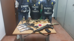 Fucile d'assalto israeliano nell'armeria clandestina, un arresto VIDEO