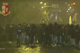 Guerriglia a Roma, bombe carta ultrà Lazio contro agenti