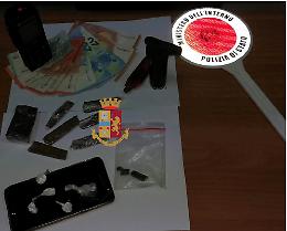 Usava Whattsapp per gestire lo spaccio: arrestato pusher 18enne 