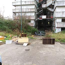 Auto rubata ritrovata sotto la Vela Celeste a Scampia