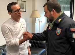 Bomba contro la pizzeria, Sorbillo ascoltato in Questura. Incontro con Salvini in aeroporto