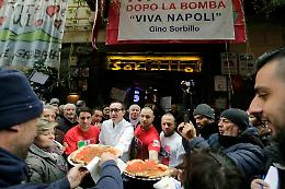 Bomba contro la pizzeria, Sorbillo riapre: festa ai Tribunali FOTO