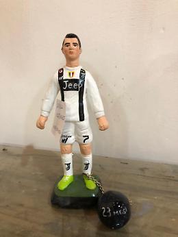 Ronaldo con la cartella esattoriale sul presepe di Ferrigno