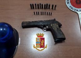 Bagnoli, pistola nascosta in un negozio: nei guai un 60enne