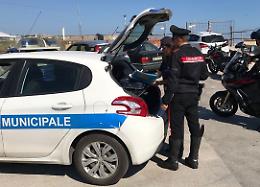 Venditori e parcheggiatori abusivi, controlli al mercato