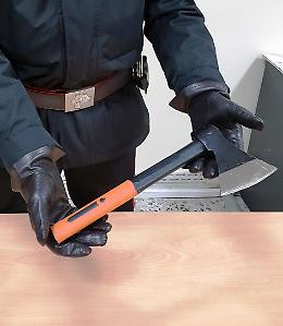 Sopreso a minacciare la moglie con un'ascia, arrestato 72enne