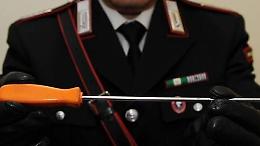 Rischia d'investire un 17enne e lo ferisce con un cacciavite