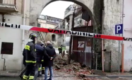 Afragola, si apre voragine e crolla palazzo: nessun ferito
