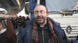Stop all'interdizione per don Vitaliano, prete no global torna nella sua parrocchia