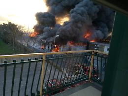 Incendio distrugge fabbrica a Casoria, nube nera sull'area nord