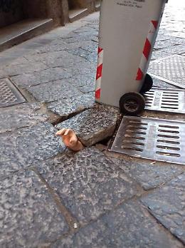 Strade colabrodo, una “mano" esce dalla buca a San Gregorio Armeno