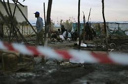 Fiamme nella baraccopoli, muore migrante