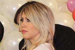Sassi contro l'auto di Wanda Nara