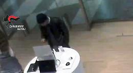 Rubò smartphone di 1.400 euro, arrestato