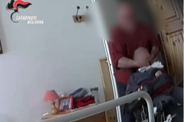 Botte agli anziani e violenze sessuali, orrore nella casa lager