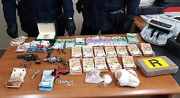 Droga, armi e gioielli nel vano segreto del salotto di casa