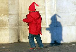 Bimbo di 3 anni trovato in strada in pigiama con uno joystick in mano
