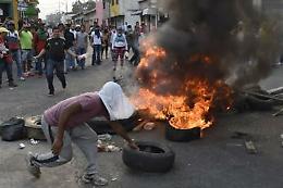 Venezuela, scontri al confine con la Colombia