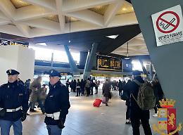 Ricercato fermato a bordo di un treno per Napoli