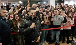 Mahmood a Napoli, bagno di folla con torta e selfie