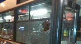 Bottiglia contro autobus, vetro in frantumi