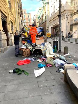 Galleria Umberto I ripulita, i clochard: portate via le coperte