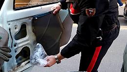 Droga nello sportello del motocarro, bloccato un 40enne: nei guai la sua complice